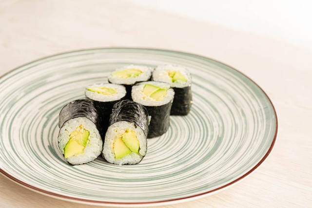 Ролл с авокадо