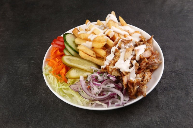 Шаверма на тарелке свиная