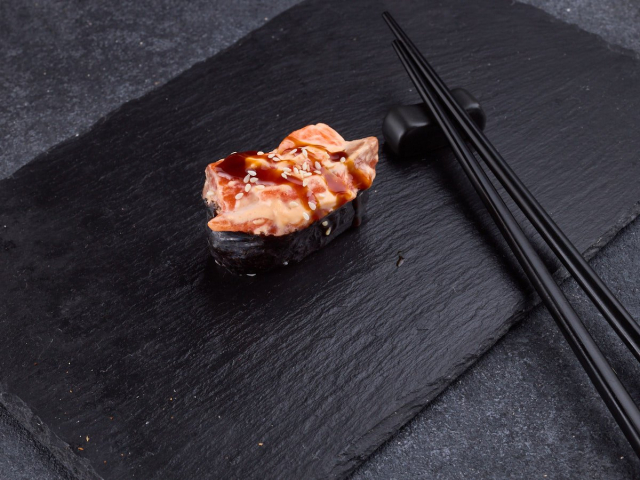 СУШИ ЗАПЕЧЁННЫЕ С ЛОСОСЕМ