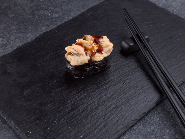 СУШИ ЗАПЕЧЁННЫЕ С УГРЕМ