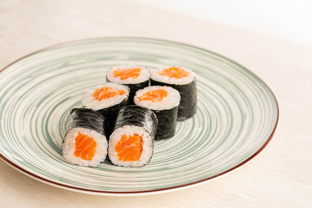 Ролл с лососем