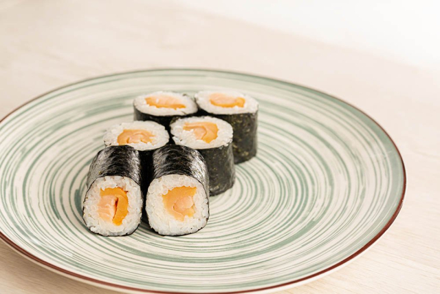 Ролл с копченным лососем