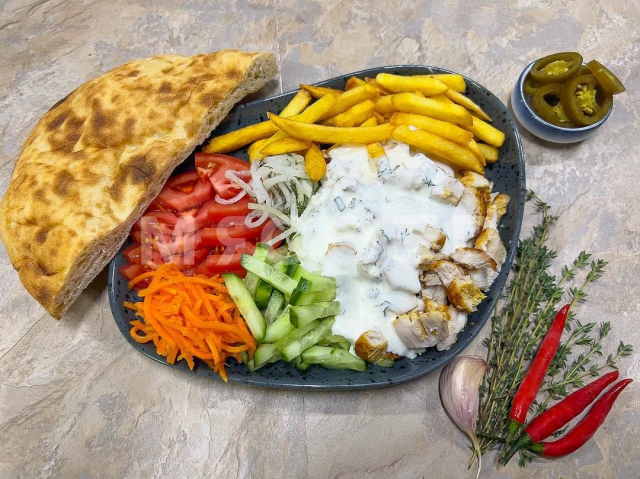 Шаверма на тарелке куриная