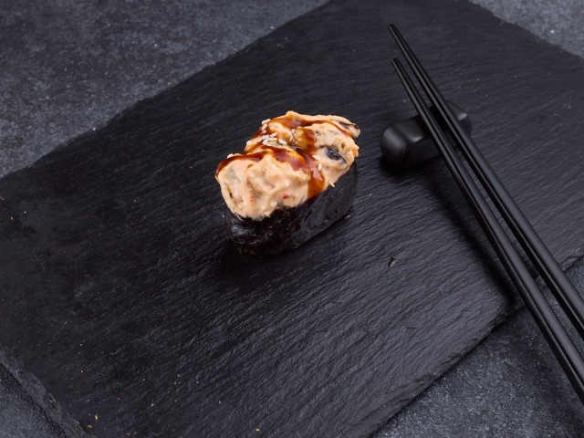 СУШИ ЗАПЕЧЁННЫЕ С МИДИЯМИ