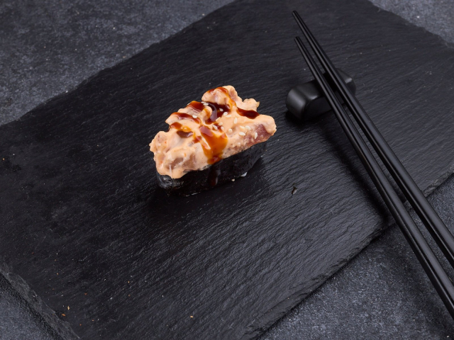 СУШИ ЗАПЕЧЁННЫЕ С КАЛЬМАРОМ