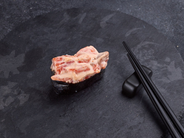 СУШИ ОСТРЫЕ С ЛОСОСЕМ