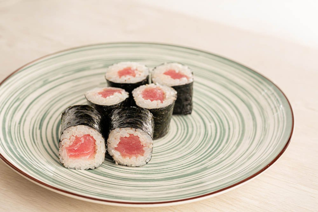 Ролл с тунцом