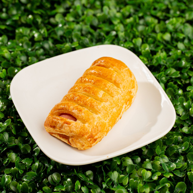 Слойка с сосиской