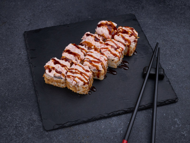 ЗАПЕЧЁННЫЙ РОЛЛ ХРУСТЯЩИЙ С ЛОСОСЕМ