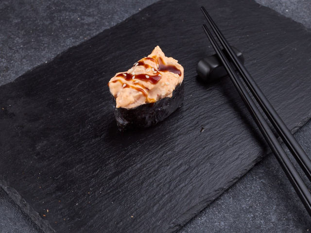 СУШИ ЗАПЕЧЁННЫЕ С ОКУНЕМ