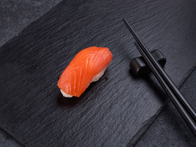 СУШИ С КОПЧЁНЫМ ЛОСОСЕМ