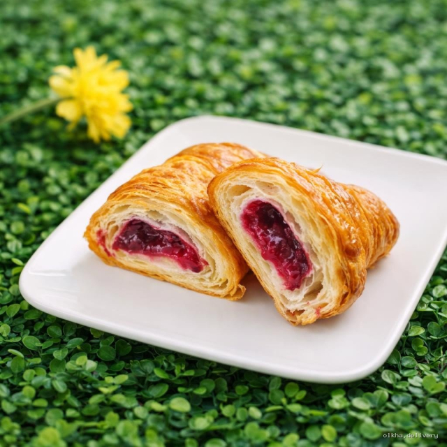 Круассан с малиной
