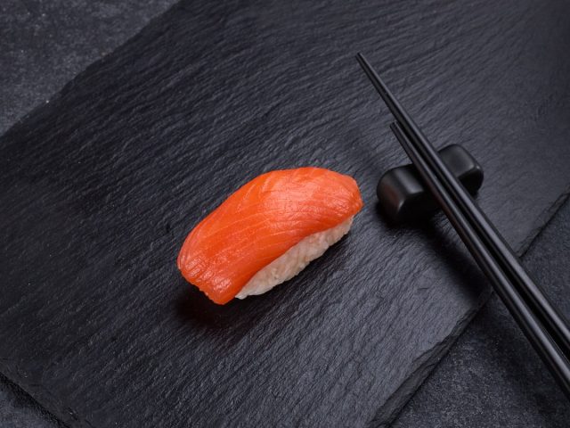 СУШИ С ЛОСОСЕМ