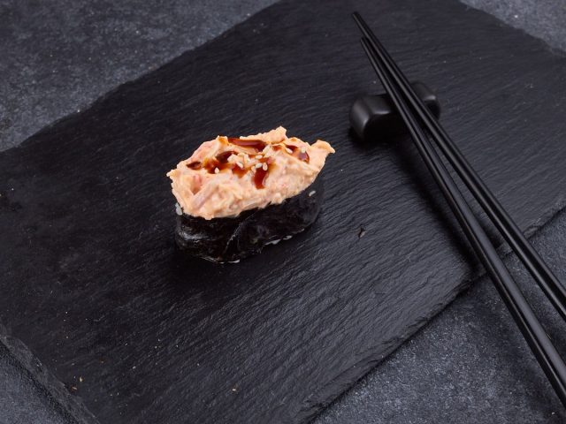 СУШИ ЗАПЕЧЁННЫЕ С КРАБОМ