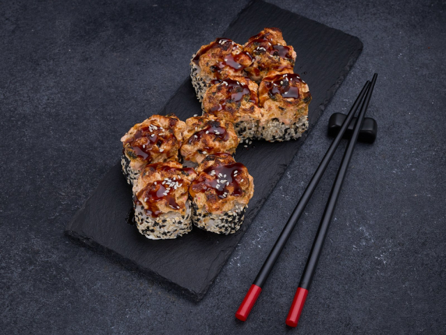 ЗАПЕЧЁННЫЙ РОЛЛ СПАЙСИ МИДИИ С ЛОСОСЕМ