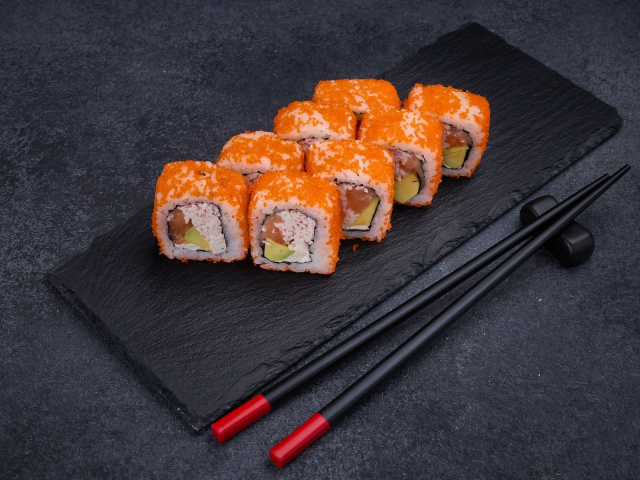 КАЛИФОРНИЯ С ЛОСОСЕМ И КРАБОМ