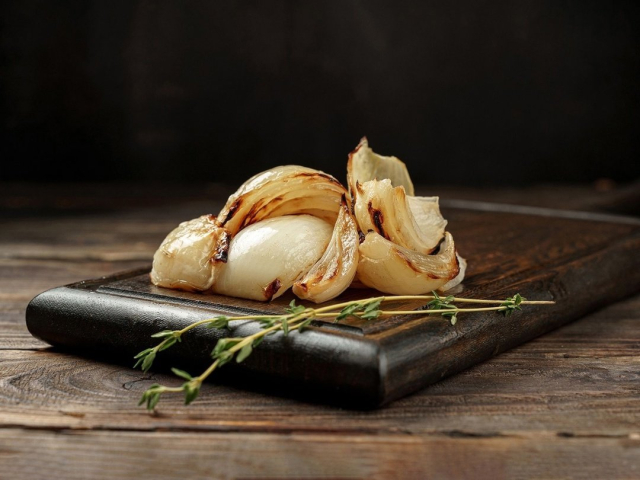 Жареный лук на углях