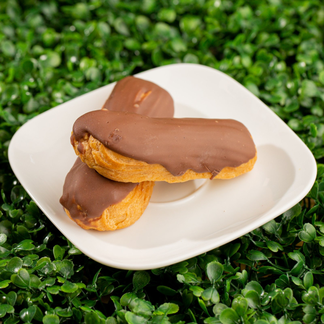 Эклер шоколадный