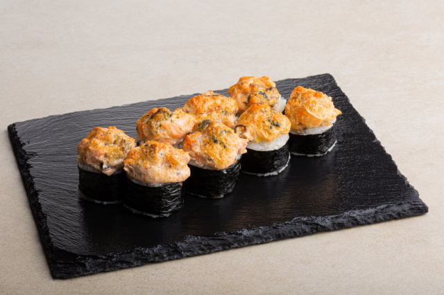 Ролл с лососем и мидиями